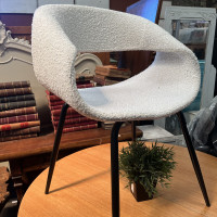 Fauteuil blanc tissu bouclé 195€